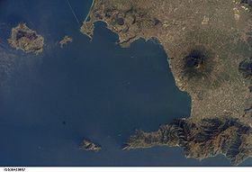 Isla de  Isquia, bahía de Nápoles y Vesubio. Al sur, isla de Capri y promontotio  Sorrentino (NASA).
