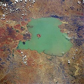 El lago desde el espacio (abril 1991) (el Norte está a la derecha