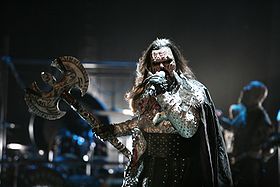 Lordi interpretando Hard Rock Hallelujah, tema ganador de Eurovisión 2006.