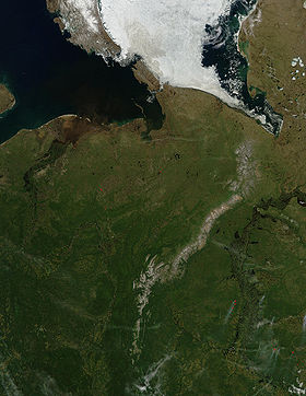 Vista de satélite, con el mar de Kara helado (dcha.) y el mar de Pechora libre de hielos (izqda), conectados por los estrechos de Kara y Yugorsky