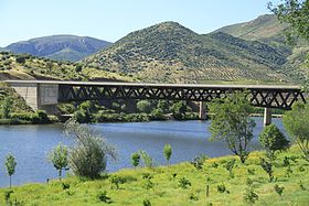 Puente internacional sobre el río Águeda.jpg