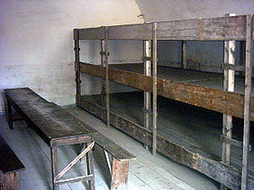 Una de las barracas del campo, donde se aprecia las condiciones en las que dormina los prisioneros