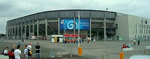Vista del Impuls Arena de la ciudad de Augsburg con un cartel de bienvenida y el logo del torneo.