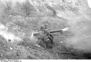 Bundesarchiv Bild 101I-567-1503E-34, San Felice, Inspektion von Fallschirmtruppen.jpg