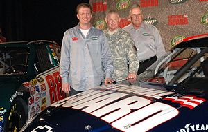 Dale Earnhardt Jr. (izquierda) de pie entre dos diferentes sistemas de pintura para el # 88 Chevy. Él está con el Teniente General Clyde Vaughn, director de la Ejército de la Guardia Nacional, y Rick Hendrick, en Dallas, donde el anuncio fue hecho el 19 de septiembre de 2007.