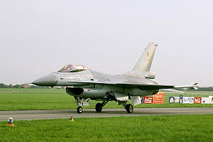F-16 MLU of Belgian Air Force's Solo Display Team (reg. FA-133), taxiing, Radom AirShow 2005, Poland.jpg