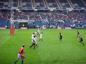 El seven de Inglaterra enfrentando a Nueva Zelanda, en el estadio de Murrayfield, Escocia, donde se realizó la primera Copa del Mundo de Rugby 7 en 1993.