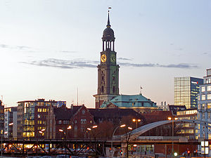 Hamburg-Michaeliskirche-Hafen.jpg