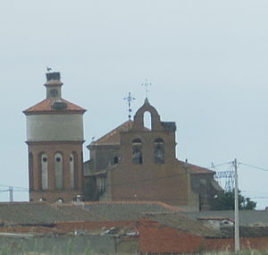 Iglesia y depósito de Aldeanueva del Codonal.jpg
