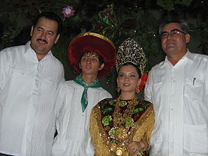 Itzamara I, reina de la Vela Primavera, acompañada del Diputado Jorge Toledo Luis y el presidente municipal José Matus Alvarado