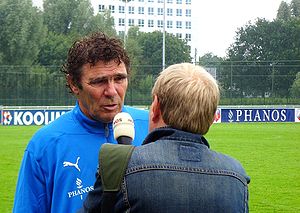 Willem van Hanegem met NOS-journalist.jpg