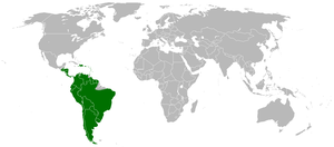 Rango de distribución en verde (nota: Contrariamente al mapa, no se lo puede encontrar en la mayoría de los sectores de la Selva Amazónica o en las llanuras de América Central y Norte de Sudamérica pero si se lo puede encontrar en las cercanías del Río Amazonas)
