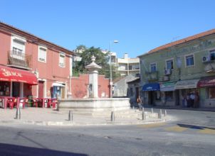 Cacém - Plaza de D. Maria II y fuente de 1849 (31 de julio de 2006)