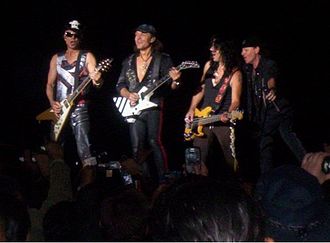 Scorpions en Bogotá, Colombia, el 9 de septiembre de 2010, en el marco de la gira Get Your Sting and Blackout. De izquierda a derecha: Rudolf Schenker, Matthias Jabs, Paweł Mąciwoda y Klaus Meine.
