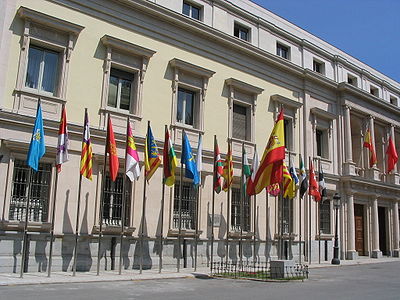 Banderas de las comunidades autónomas de España frente al Senado, Madrid.jpg