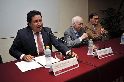 Javier Moliner junto a Leopoldo Abadía en una conferencia en la Cámara de Comercio