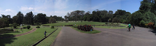 Vista panorámica de la entrada de « kebun Raya Bogor » (Jardín Botánico de Bogor) Indonesia.