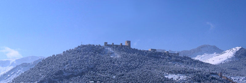 El Cerro de Santa Catalina; a su derecha y en primer plano, el Neveral, y detrás, La Mella; y a la izquierda, Jabalcuz.