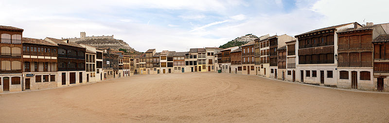Panorámica de la Plaza del Coso con el castillo de Peñafiel en la parte superior.