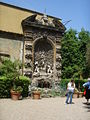 Palazzo Budini Gattai, fontana giardino 01.JPG
