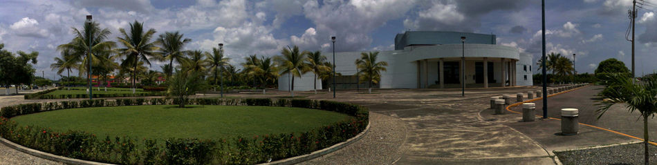 Teatro de la Ciudad de Tapachula y parte de sus hermosos jardines y de su estacionamiento y alguna casas de fondo final