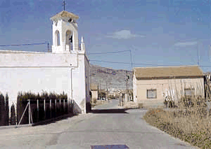 Diputación de El Campillo. A la izquierda la iglesia de la Santa Cruz del Campillo