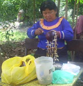 Mujer de Bena Jema tallando artesania.JPG